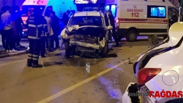 Kontrolden çıkan araç 6 otomobile çarptı: 3 yaralı