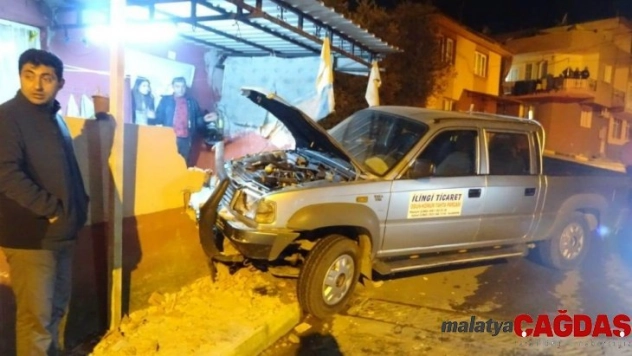 Kontrolden çıkan araç bahçe duvarına çarptı