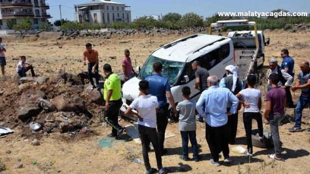 Kontrolden çıkan hafif ticari araç şarampole devrildi: 8 yaralı