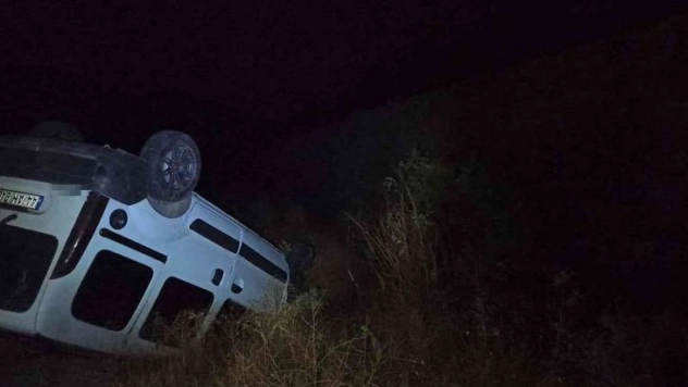 Kontrolden çıkan hafif ticari araç takla attı : 2 yaralı