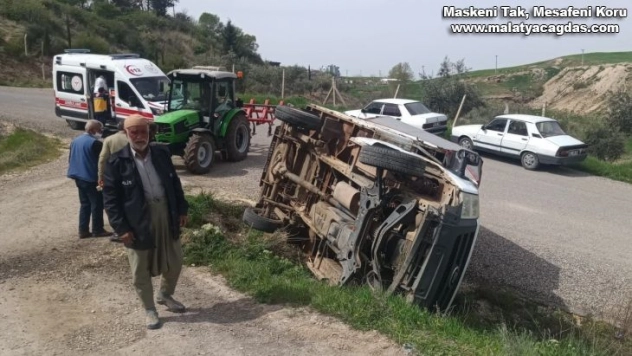Kontrolden çıkan kamyonet devrildi