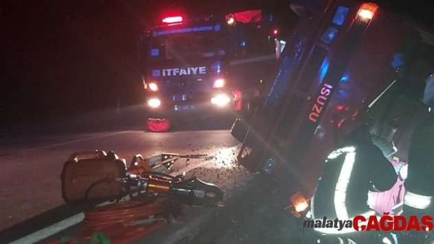 Kontrolden çıkan kamyonet devrildi: 2 yaralı