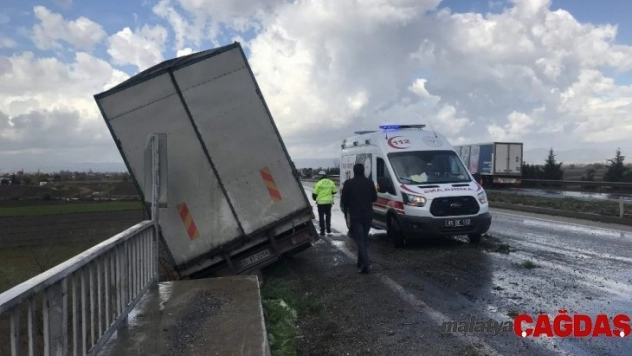 Kontrolden çıkan kamyonet karşı şeride geçti: 1 yaralı