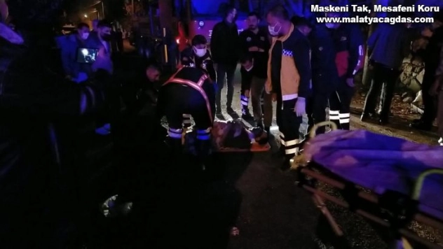 Kontrolden çıkan minibüs bahçe duvarına çarptı: 3 yaralı