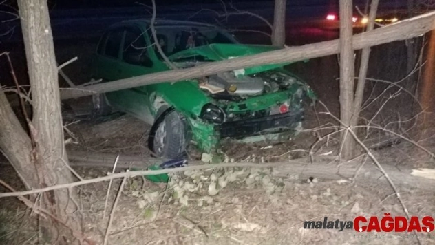 Kontrolden çıkan otomobil ağaca çarptı: 1 yaralı