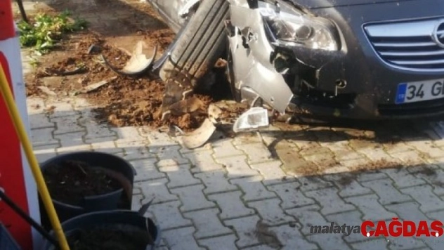 Kontrolden çıkan otomobil dükkana girmek üzereyken son anda durdu