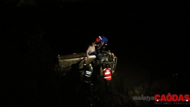 Kontrolden çıkan otomobil ırmağa uçtu: 2 yaralı