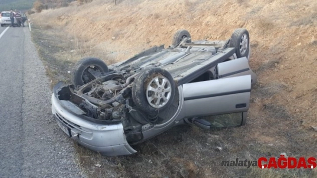 Kontrolden çıkan otomobil şarampole yuvarlandı: 1 hafif yaralı