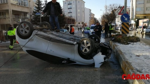 Kontrolden çıkan otomobil takla attı 2 yaralı