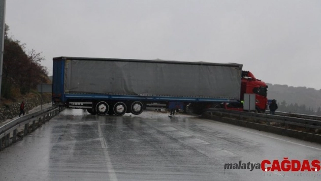 Kontrolden çıkan tır bariyer ile refüj arasına sıkıştı