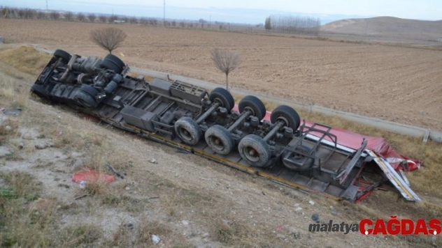 Kontrolden çıkan tır şarampole yuvarlandı: 1 yaralı