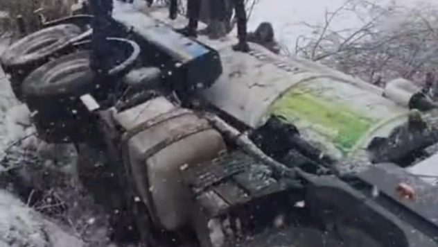 Kontrolden çıkan vidanjör şarampole devrildi