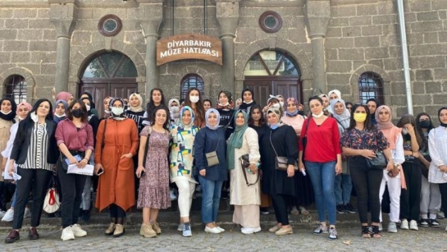 Kız Yurdu'nun Yeni Öğrencileri Kenti Gezdi