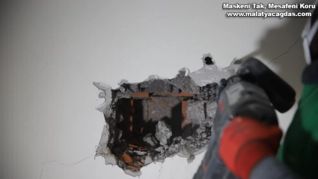 Konuttaki yüzeysel çatlak, çekiç ve beton delici ile kırım yapılarak gösterildi