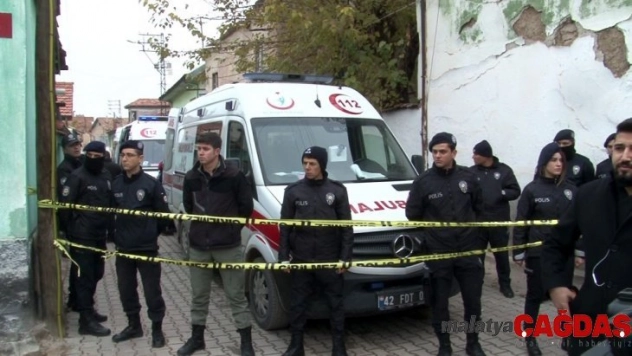 Konya'da iki katlı kerpiç ev göçtü