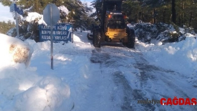Konyaaltı Belediyesi karla kaplanan yolları açıyor
