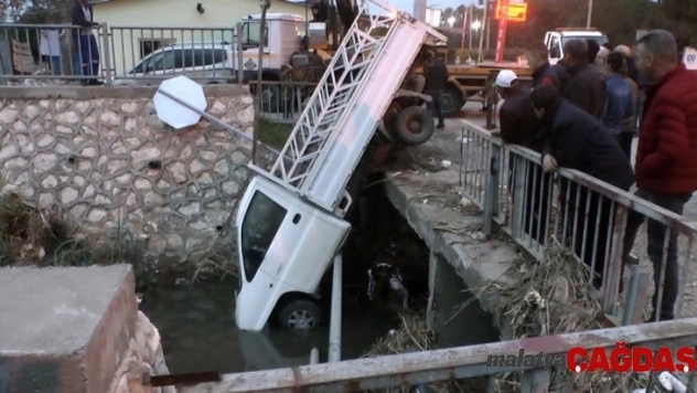 Köpeğe çarpmamak için fren yapılınca, kamyonet köprüde asılı kaldı