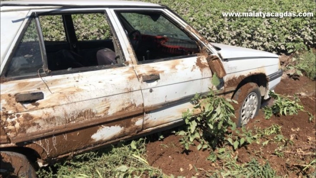 Köpeğe çarpmamak için otomobiliyle takla attı