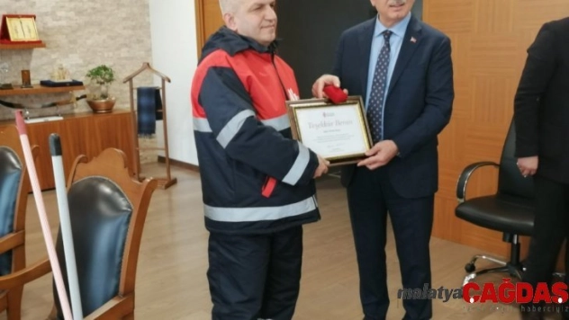 Köpeği kurulayan temizlik işçisinin geçmişinden dram çıktı