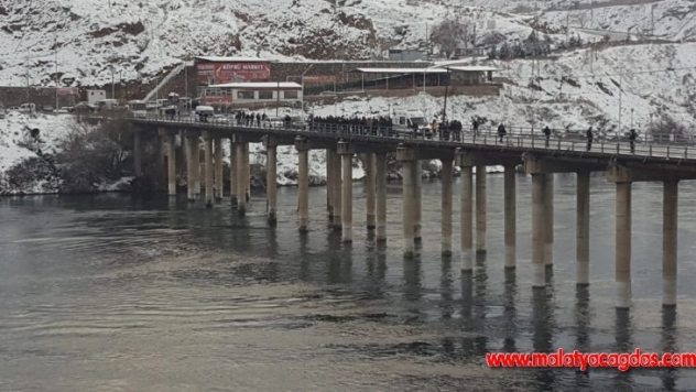 Köprü ayağına çarpan tekne battı:1 kayıp