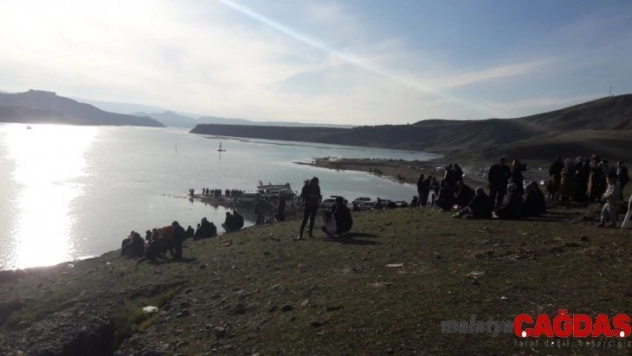 Köprü su altında kaldı, vatandaşlar bölgeye akın etti