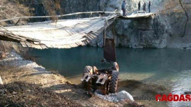 Köprüden geçmeye çalışan traktör dereye düştü