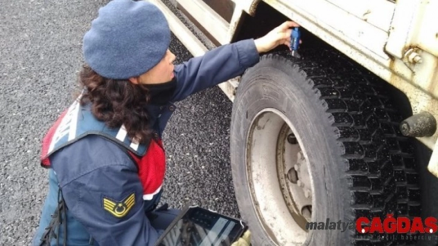 Köprüköy İlçe Jandarma Trafik Ekiplerinden Kış Lastiği Uygulaması