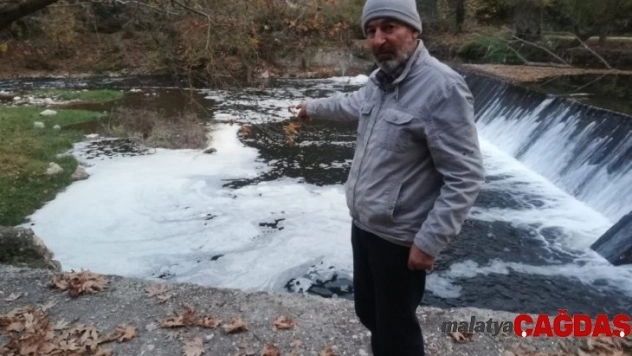 Köpüklü akan dere korkutuyor