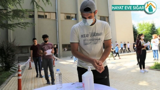 Korona gölgesinde ilk kapsamlı sınav, önlemler dahilinde başladı