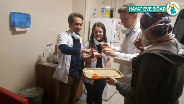 Korona mesaisi yapan doktor çift, acil serviste nişanlandı