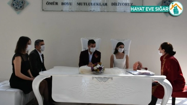 Korona virüs tedbirleri alınarak nikah kıydılar