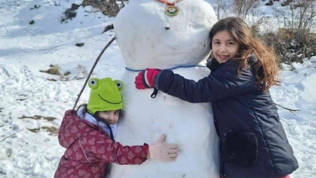 Korona virüse dikkat çekmek için yaptıkları kardan adama maske taktılar