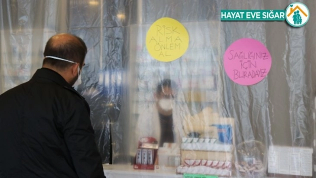 Korona virüse karşı eczaneyi naylonla kapladılar