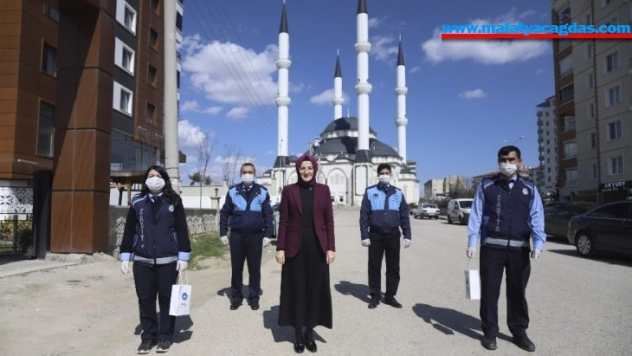 Korona virüse savaş açan Akyurt'ta vatandaşlara el dezenfektanı dağıtıldı