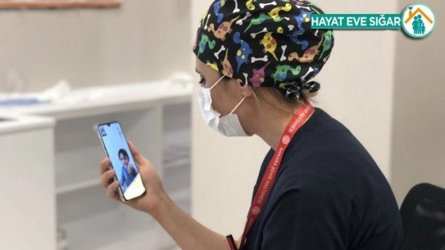 Korona virüsle mücadele eden hemşire, 2 aydır çocuklarını göremiyor