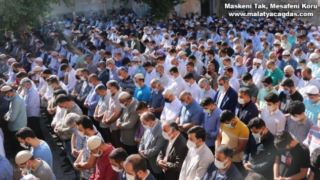 Korona virüsten hayatını kaybeden kanaat önderini yüzlerce kişi uğurladı