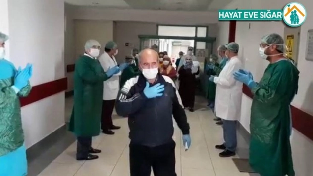 Korona virüsü yendiler alkışlarla taburcu oldular