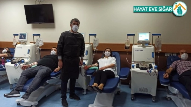 Korona virüsü yenen gazeteci ailesiyle birlikte plazma bağışında bulundu