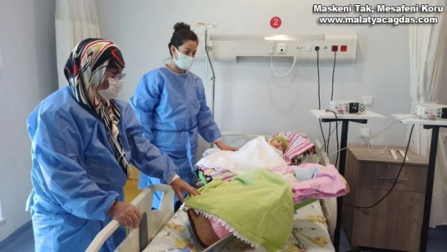 Koronaya yakalanan ikizler annesine kavuştu