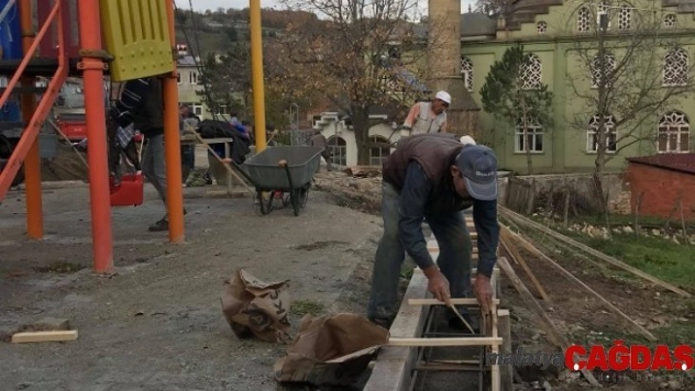 Köy halkı, meydan istinat duvarını el birliği ile yaptı