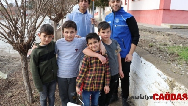 Köy okulu öğrencileri ilk defa boya yaptılar