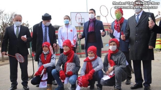 Köy okulu öğrencileri, milli sporcu eşliğinde badminton ile tanıştı