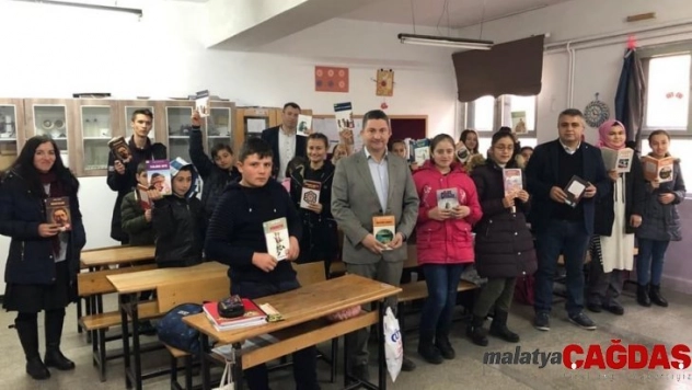Köy okuluna kitap bağışı