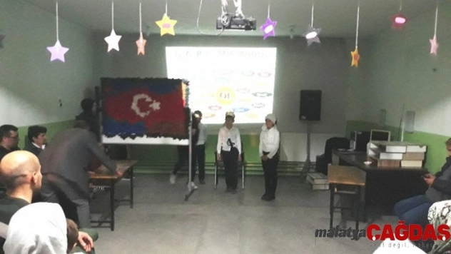 Köy okulunda şiir dinletisi