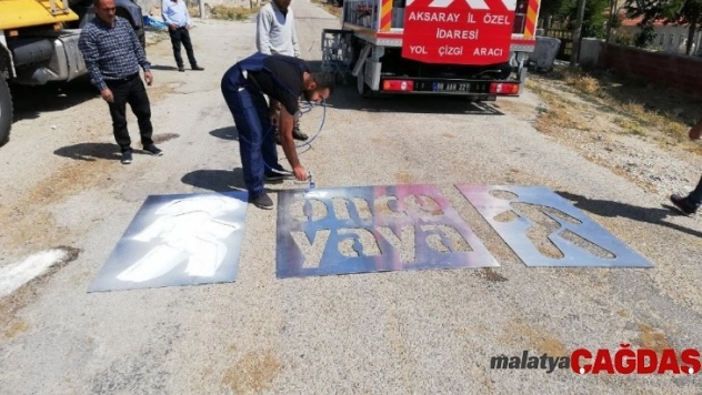 Köy yollarındaki trafik işaret ve levhaları yenilendi.
