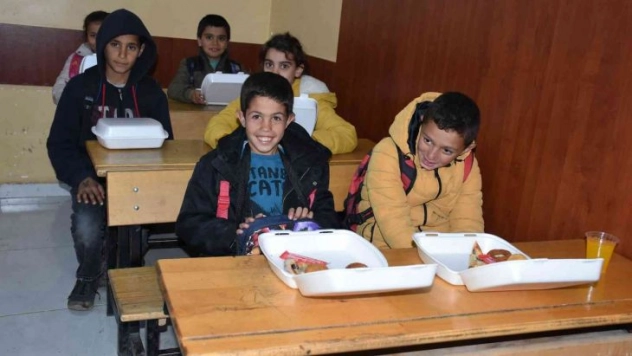 Köyde eğitim gören öğrencilere pizza sürprizi