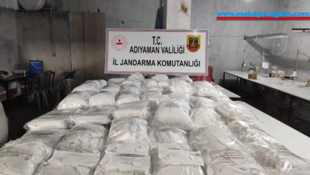 Köyde izinsiz koruyucu maske üreten işletmeye operasyon