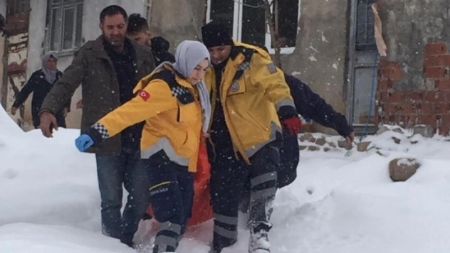 Köyde mahsur kalan yaşlı hasta kurtarıldı