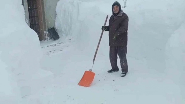 Köylerde evlerinden dışarıya çıkabilmek için yoğun çaba harcadılar