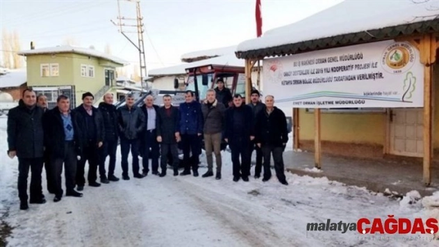 Köylülerin kurduğu kooperatife traktör desteği